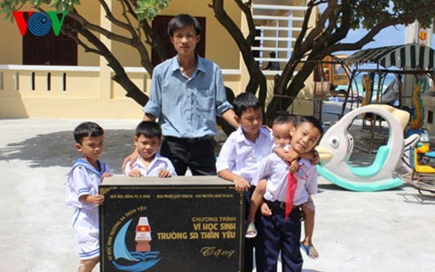 Warm feelings between teachers & students in Truong Sa archipelago  - ảnh 1